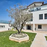 Apartment La *